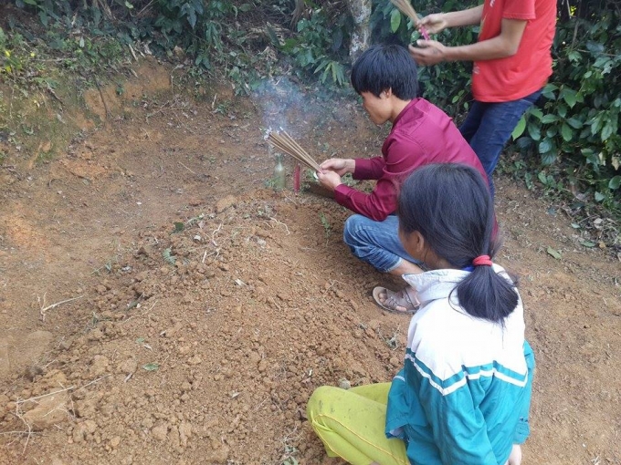 V&agrave;o ng&agrave;y cuối c&ugrave;ng của năm, con ch&aacute;u lại tề tựu, tu sửa mộ phần v&agrave;