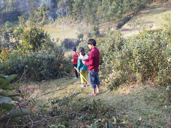 Dọn dẹp quang đ&atilde;ng xung quanh phần mộ &ocirc;ng b&agrave;.