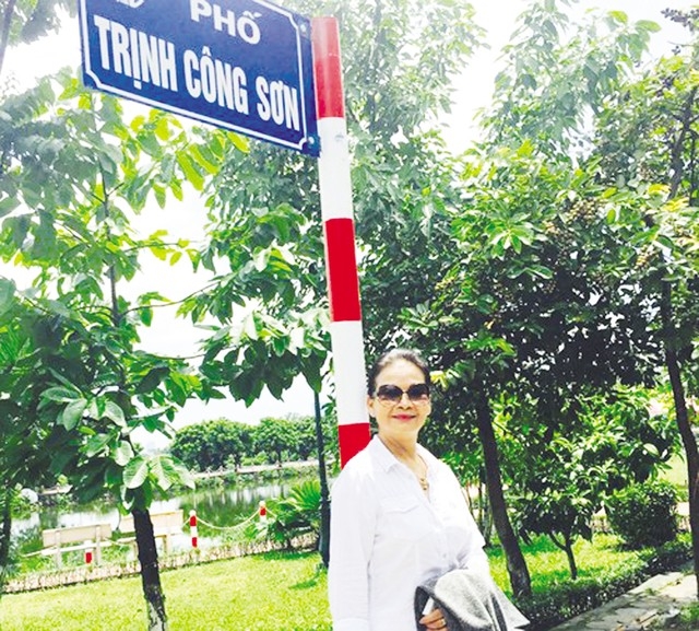 Kh&aacute;nh Ly trở về H&agrave; Nội thăm phố Trịnh để nhớ mọi người v&agrave; nhớ một người.