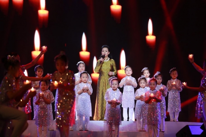 H&igrave;nh ảnh ấn tượng của danh ca Kh&aacute;nh Ly trong liveshow