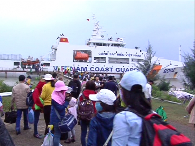 Rất đ&ocirc;ng người d&acirc;n c&ograve;n kẹt lại ở L&yacute; Sơn ng&agrave;y cận Tết.