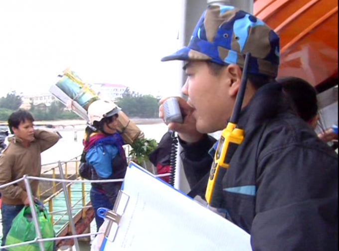 Chiến sỹ Cảnh s&aacute;t biển hướng dẫn người d&acirc;n l&ecirc;n t&agrave;u.