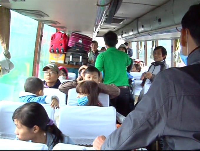 Tất cả h&agrave;nh kh&aacute;ch l&ecirc;n t&agrave;u về đất liền.