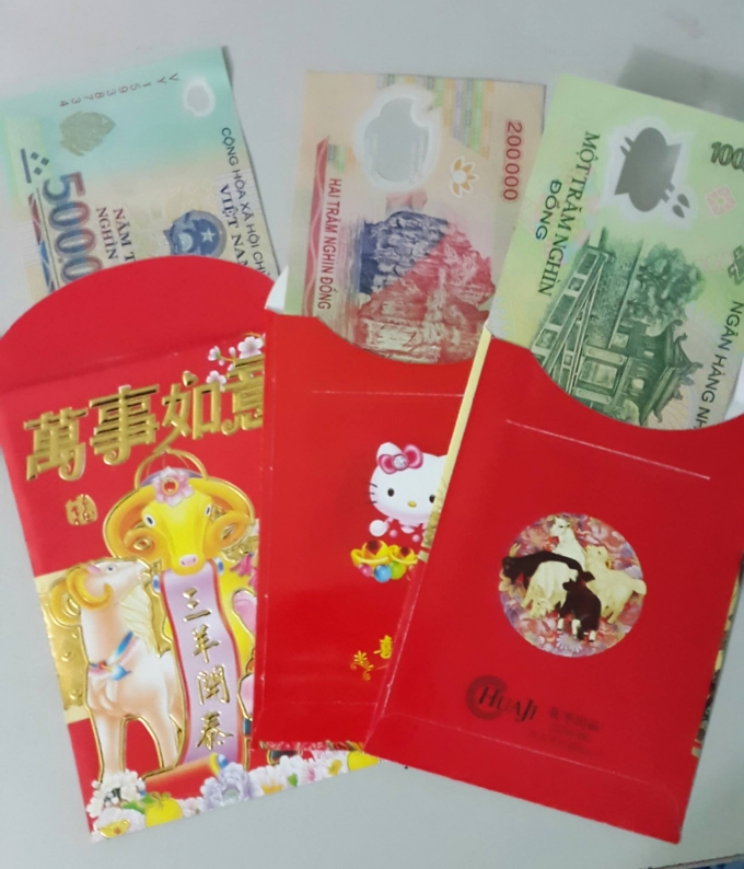 L&Igrave; x&igrave; đầu năm, phong tục bao đời n&agrave;y c&oacute; trong tết cổ truyền của người Việt Nam. (ảnh: Minh Long).