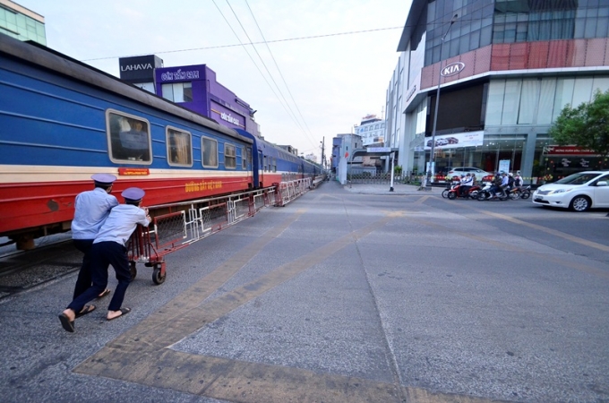 Chỉ những người g&aacute;c t&agrave;u vẫn cần mẫn với c&ocirc;ng việc.