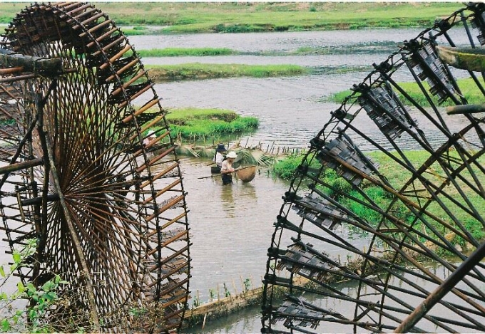 NHững chiếc guồng đưa nước tưới cho ruộng đồng v&ugrave;ng Chi&ecirc;ng Ngam (ảnh: Minh Long).&nbsp;