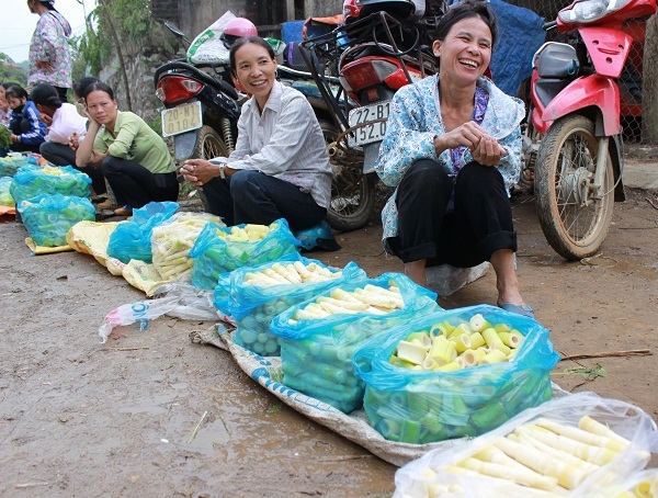 Những mặt h&agrave;ng được những người d&acirc;n với c&aacute;c d&acirc;n tộc như: N&ugrave;ng, Kinh, Dao, S&aacute;n Ch&iacute;, M&ocirc;ng, T&agrave;y đem ra b&aacute;n. Trong đ&oacute; người T&agrave;y chiếm tới 90% d&acirc;n số to&agrave;n huyện.&nbsp;Ảnh: Như Trường.&nbsp;