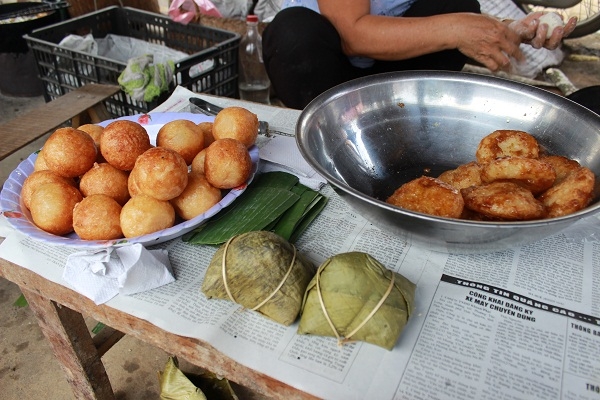 B&aacute;nh r&aacute;n trứng l&agrave; mặt h&agrave;ng được nhiều người b&aacute;n nhất tại chợ. Ảnh: Như Trường.