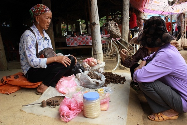 Củ ấu rừng, một trong những sản phẩm được người d&acirc;n ưa chuộng đem ra chợ b&aacute;n.&nbsp;Ảnh: Như Trường.