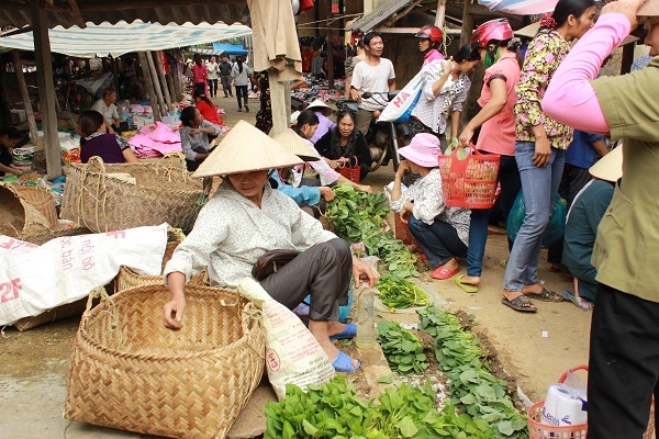 Những mặt h&agrave;ng được người d&acirc;n chủ yếu l&agrave; d&acirc;n tộc T&agrave;y đem ra b&agrave;y b&aacute;n đ&atilde; tạo n&ecirc;n một kh&ocirc;ng kh&iacute; chợ xưa với một kh&ocirc;ng gian ho&agrave;i niệm với mỗi con người khi đến phi&ecirc;n chợ n&agrave;y.&nbsp;Ảnh: Như Trường.