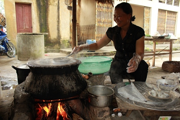 &nbsp;B&aacute;nh cuốn được người d&acirc;n l&agrave;m tại chợ trong dịp tết.&nbsp;Ảnh: Như Trường.