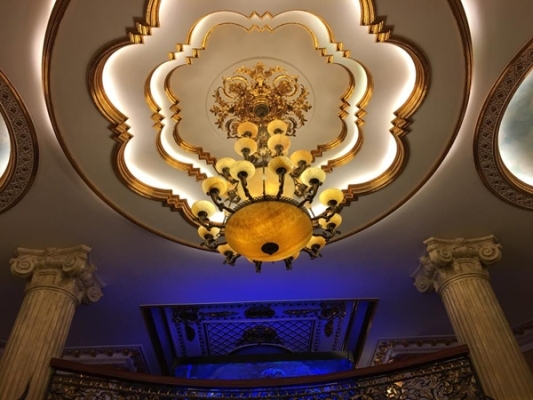 Căn biệt thự được thiết kế với tone m&agrave;u v&agrave;ng l&agrave;m chủ đạo. Ảnh: facebook.