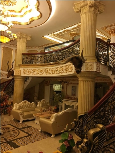 To&agrave;n bộ nội thất được trang tr&iacute; theo phong c&aacute;ch Ho&agrave;ng gia. Ảnh: facebook.