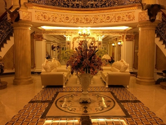 Hai b&ecirc;n ph&ograve;ng kh&aacute;ch đều c&oacute; cầu thang để dẫn l&ecirc;n tầng 2. Ảnh: facebook.