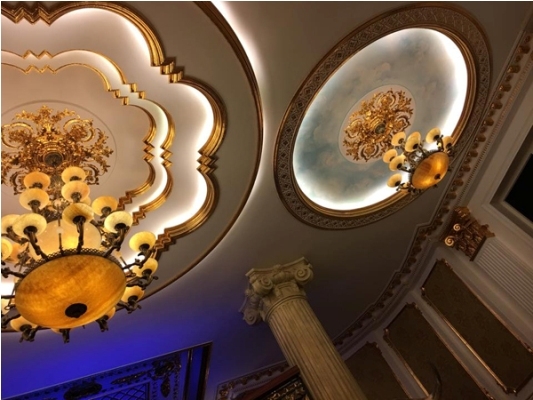 Trần nh&agrave; được treo d&agrave;n đ&egrave;n kh&aacute; lớn bằng thủy tinh tr&ocirc;ng rất sang trọng. Ảnh: facebook.