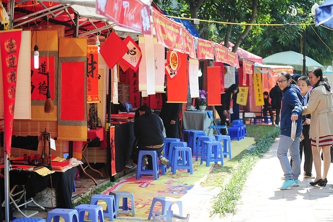 Đầu xu&acirc;n nhộn nhịp xin chữ cầu may