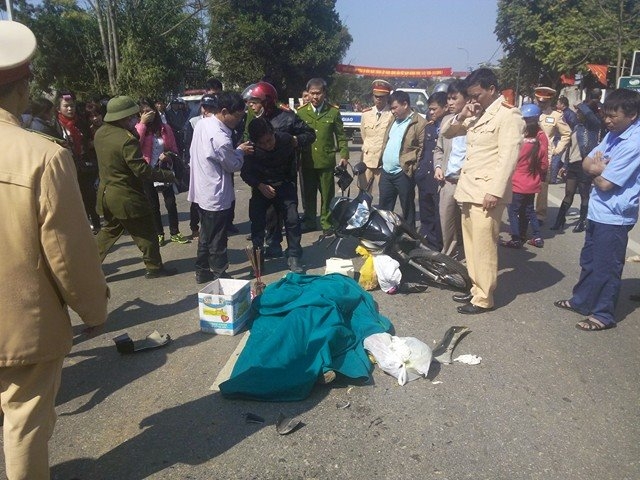 Nạn nh&acirc;n L.T.C.L&nbsp;tại hiện trường vụ tai nạn.