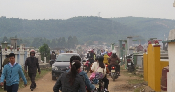 Đầu năm thành kính đi tảo mộ, cầu mong an nhiên cả năm