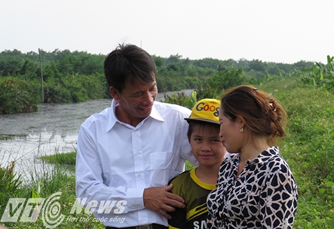 Ph&iacute;a sau niềm vui mừng ng&agrave;y đo&agrave;n tụ của gia đ&igrave;nh &ocirc;ng Đo&agrave;n Văn Vươn l&agrave; khu đầm rộng h&agrave;ng chục h&eacute;c ta lau sậy, cỏ dại mọc ngập đầu người đang chờ anh em &ocirc;ng về cải tạo - Ảnh MK