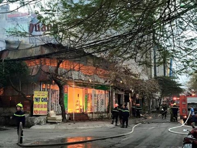 Hiện trường vụ ch&aacute;y tại phố Nguyễn Khang.