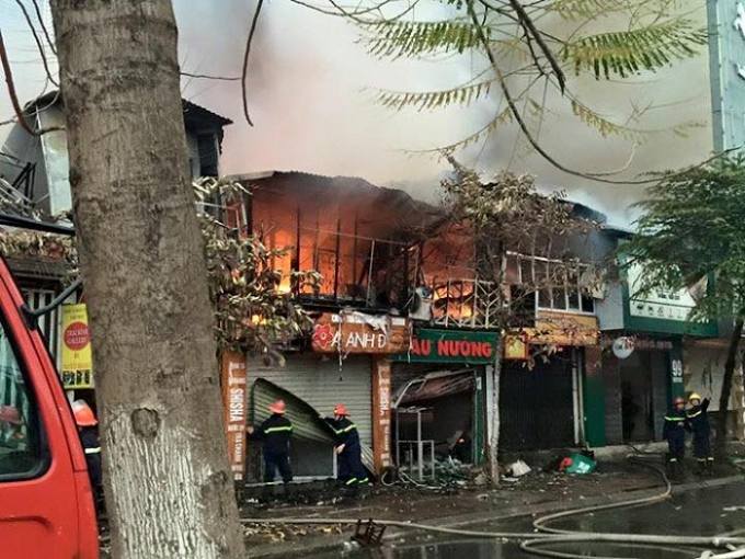 Đ&aacute;m ch&aacute;y lan rộng ra c&aacute;c căn nh&agrave; cạnh đ&oacute;.