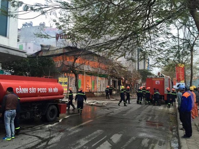 Hơn 10 xe chữa ch&aacute;y chuy&ecirc;n dụng tham gia dập tắt vụ ch&aacute;y.