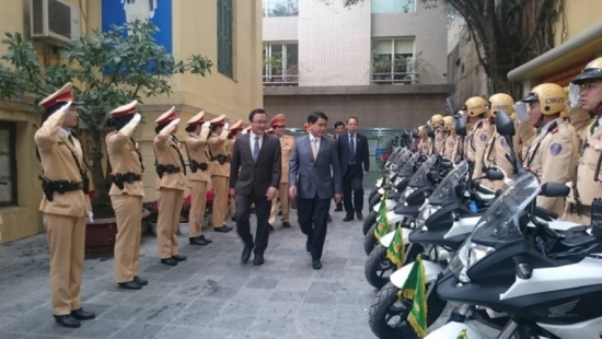 Chủ tịch UBND TP. H&agrave; Nội Nguyễn Đức Chung ch&uacute;c tết đầu năm lực lượng CSGT CATP.