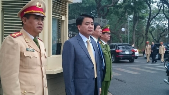 Chủ tịch UBND TP H&agrave; Nội Nguyễn Đức Chung (giữa) v&agrave; Đại t&aacute; Đ&agrave;o Vịnh Thắng&nbsp;ch&uacute;c Tết c&aacute;c lực lượng tham gia điều tiết giao th&ocirc;ng tại khu vực&nbsp;chốt giao th&ocirc;ng H&agrave;ng B&agrave;i &ndash; Tr&agrave;ng Tiền (quận Ho&agrave;n Kiếm, H&agrave; Nội).