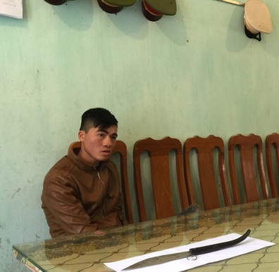 Đối tượng Triệu Văn B&ocirc;ng v&agrave; con dao g&acirc;y &aacute;n tại cơ quan điều tra.