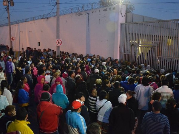 H&agrave;ng ngh&igrave;n người d&acirc;n tập trung xung quanh nh&agrave; t&ugrave;. (Ảnh:AFP)