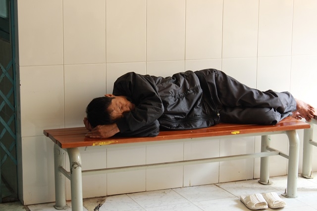 Tranh thủ chợp mắt trong l&uacute;c chờ đợi.