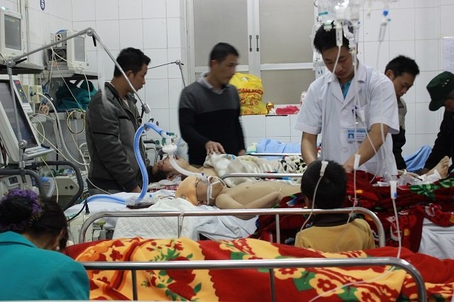 Bệnh viện qu&aacute; tải Tết, bệnh nh&acirc;n nằm h&agrave;nh lang chờ cấp cứu