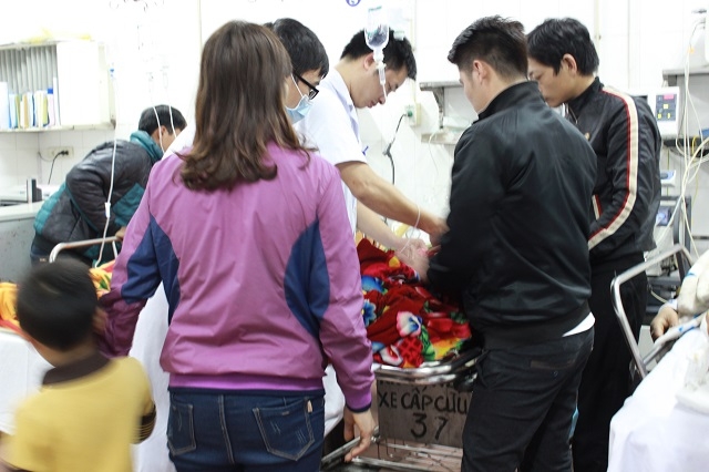 C&aacute;c b&aacute;c sĩ đang khẩn trương chạy chữa cho những ca nặng.