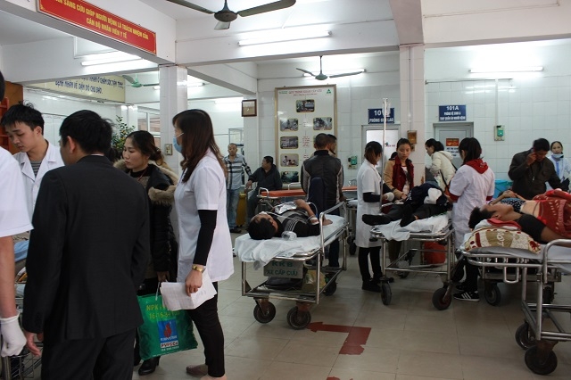 Bệnh viện qu&aacute; tải Tết, bệnh nh&acirc;n nằm h&agrave;nh lang chờ cấp cứu