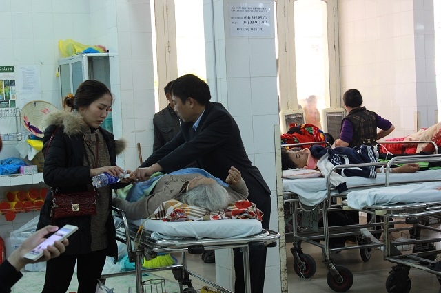 Ph&ograve;ng cấp cứu đ&atilde; k&iacute;n đặc giường, bệnh nh&acirc;n phải nằm cả ở ngo&agrave;i h&agrave;nh lang.