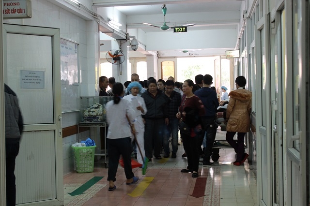 Bệnh viện qu&aacute; tải Tết, bệnh nh&acirc;n nằm h&agrave;nh lang chờ cấp cứu