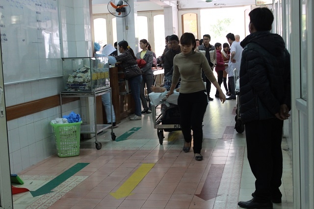 Cả b&aacute;c sĩ lẫn người nh&agrave; đều trong t&igrave;nh trạng vội v&agrave;ng v&agrave; hối hả chạy chữa cho bệnh nh&acirc;n.