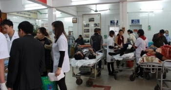 Bệnh viện quá tải Tết, bệnh nhân nằm hành lang chờ cấp cứu