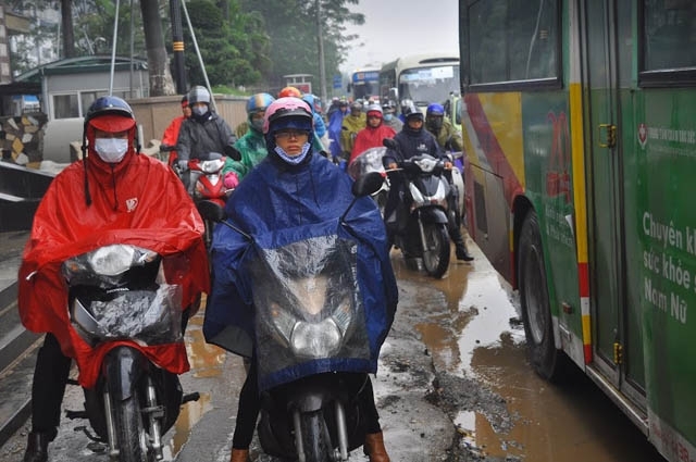 &nbsp;Người d&acirc;n tham gia giao th&ocirc;ng ở H&agrave; Nội thường xuy&ecirc;n phải đi l&ecirc;n vỉa h&egrave; v&igrave; đường &ugrave;n tắc.