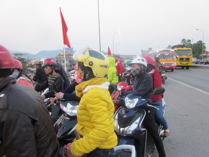 Người d&acirc;n hiếu k&igrave; n&ecirc;n đứng rất đ&ocirc;ng tr&ecirc;n đoạn cầu Đ&ograve; L&egrave;n thuộc QL 1A.