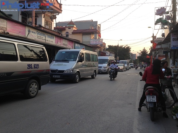 D&ograve;ng xe nối đu&ocirc;i nhau đổ về ch&ugrave;a Hương trước giờ khai hội.