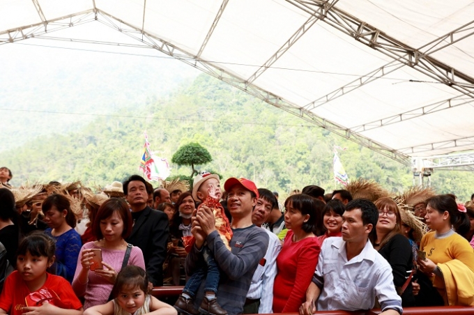 Du kh&aacute;ch đổ về T&acirc;y Thi&ecirc;n trong những ng&agrave;y đầu xu&acirc;n rất đ&ocirc;ng đ&uacute;c.