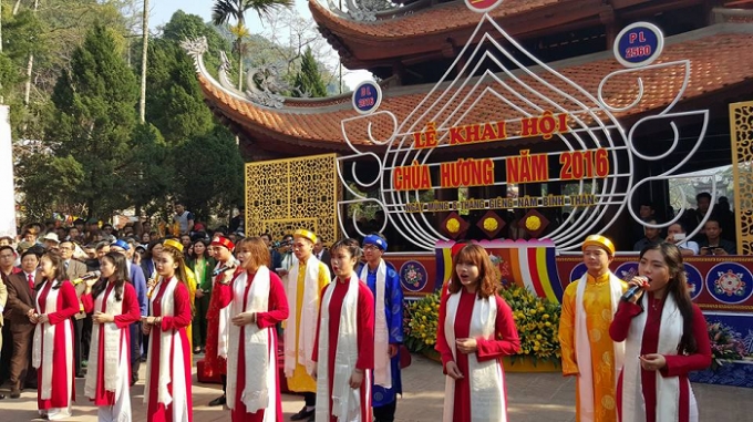 Nghi lễ trang nghi&ecirc;m trước giờ khai hội tại ch&ugrave;a Hương.