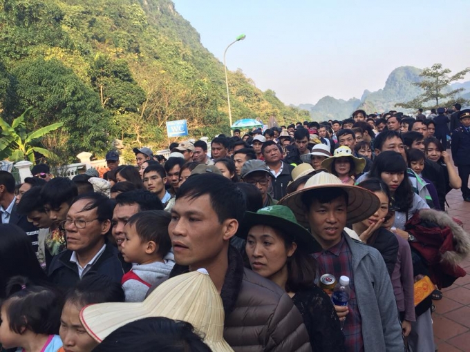 D&ograve;ng người n&ecirc;m chặt du xu&acirc;n tại buổi lễ khai hội ch&ugrave;a Hương 2016.