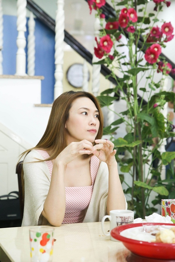 C&ocirc; giản dị hơn khi tiếp x&uacute;c v&agrave; bắt chuyện với người kh&aacute;c...