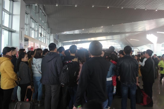 Nghệ An: M&aacute;y bay li&ecirc;n tục ho&atilde;n chuyến, h&agrave;nh kh&aacute;ch bức x&uacute;c