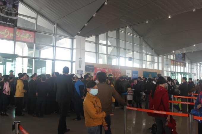 Nghệ An: M&aacute;y bay li&ecirc;n tục ho&atilde;n chuyến, h&agrave;nh kh&aacute;ch bức x&uacute;c