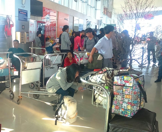 H&agrave;nh kh&aacute;ch vật v&atilde; hai ng&agrave;y qua tại s&acirc;n bay Vinh v&igrave; h&atilde;ng h&agrave;ng kh&ocirc;ng VJ bị ho&atilde;n chuyến.