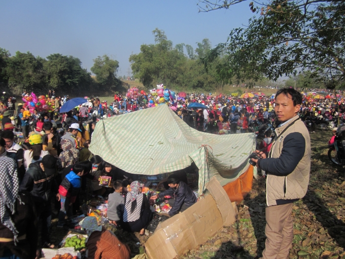 Từ s&aacute;ng sớm, h&agrave;ng ngh&igrave;n người đ&atilde; c&oacute; mặt tại đ&acirc;y để cầu may đầu năm.