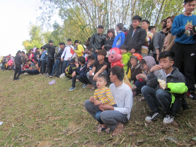 Rất nhiều thanh ni&ecirc;n, gi&agrave; trẻ đi chợ từ s&aacute;ng sớm.